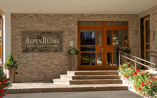 Eingang Hotel-Restaurant Alpenblume